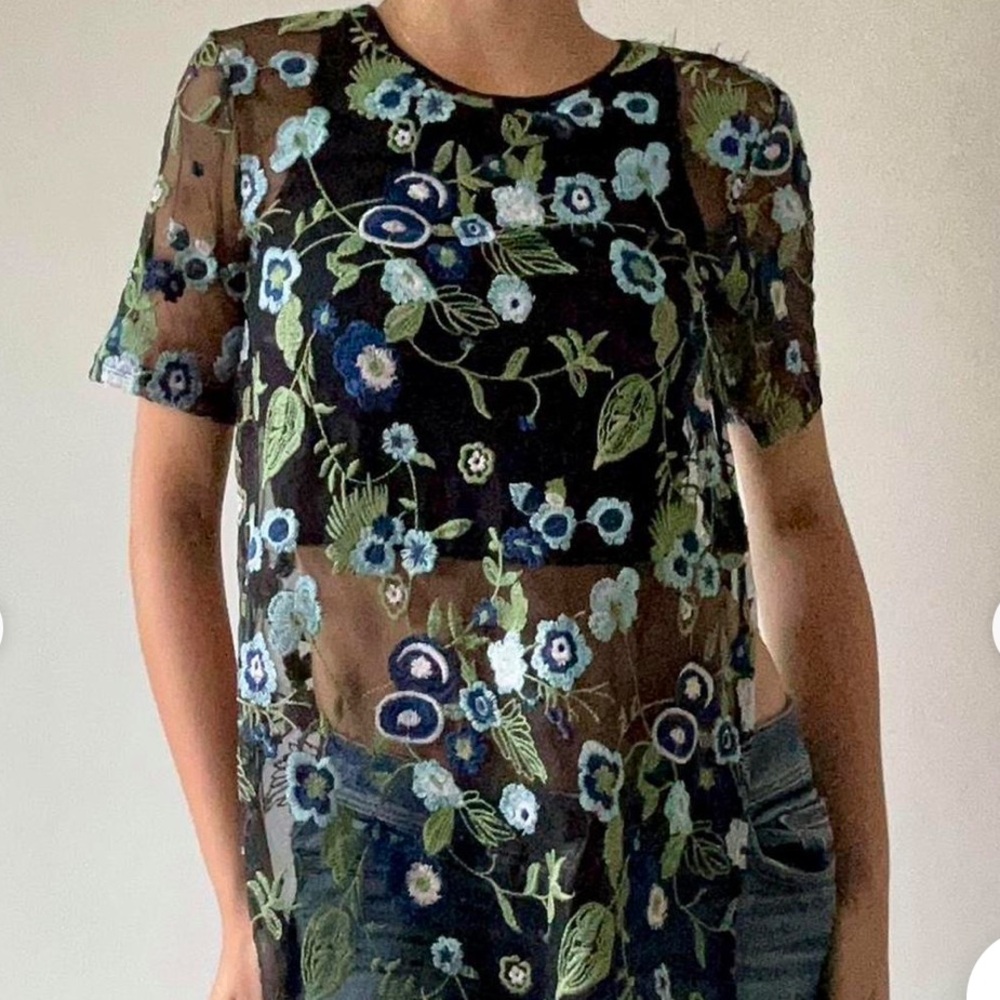 Excellent condition BCBG Floral Embroidered Black Top, XS w/some sheer elements